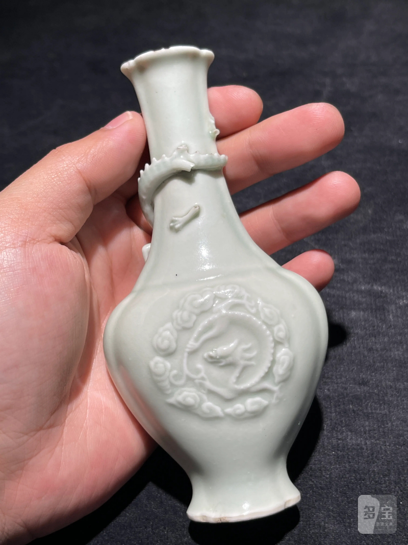 清乾隆 粉青釉螭龙海棠瓶一对 - 图4